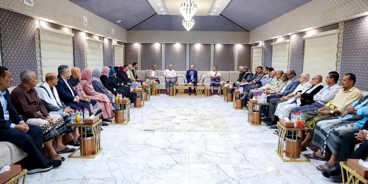 رئيس الوزراء يؤكد ان إصلاح التعليم ركيزة أساسية للتعافي الوطني