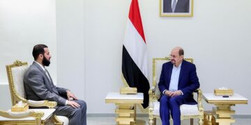 رئيس الوزراء يلتقي محافظ أبين الجديد ويؤكد تكامل الجهود للنهوض بالمحافظة