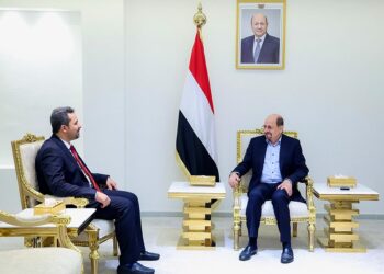 رئيس الوزراء يناقش مع محافظ لحج أولويات النهوض بالمحافظة