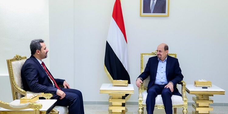 رئيس الوزراء يناقش مع محافظ لحج أولويات النهوض بالمحافظة