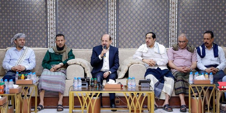 رئيس الوزراء يشدد على المسؤولية التشاركية لإعادة الاعتبار لمدينة عدن