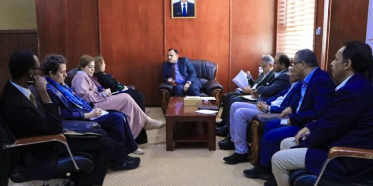 السقطري يبحث مع البرنامج الإنمائي مستوى تنفيذ التدخلات في القطاعين الزراعي والسمكي