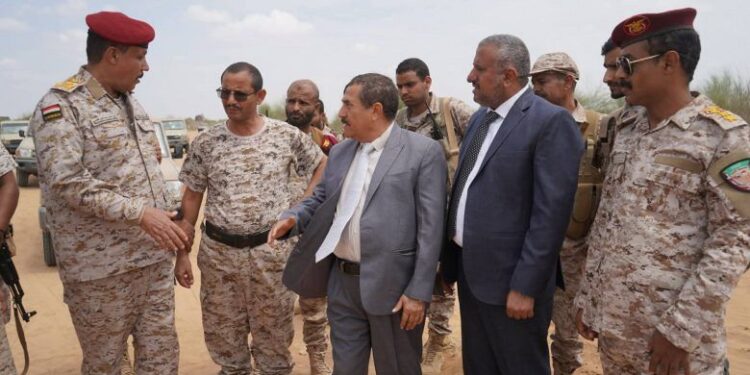 محافظ حجة يشدد على رفع الجاهزية للتعامل مع أي تصعيد حوثي