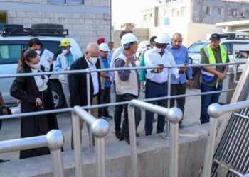 وزير المياه ووفد البنك الدولي يطلعان على التشغيل التجريبي لمشروع محطة الضخ بعدن