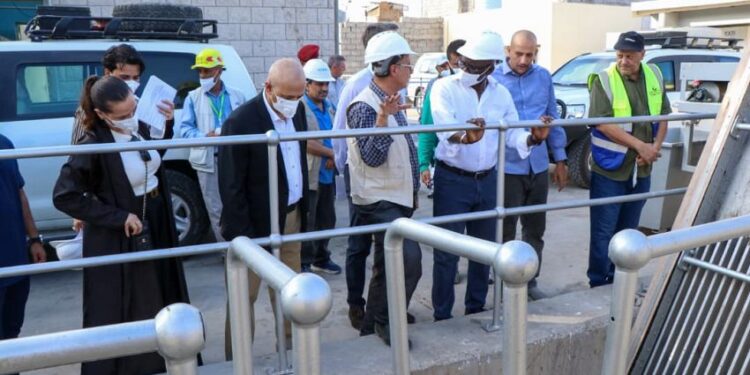 وزير المياه ووفد البنك الدولي يطلعان على التشغيل التجريبي لمشروع محطة الضخ بعدن
