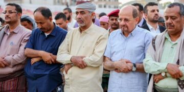 قيادات الدوله و الوزراء والمحافظين  يؤدون صلاة عيد الفطر  مع المواطنين