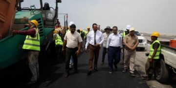 وزير الأشغال يطّلع على أعمال السفلتة في  الخط الدولي (العلم – دوفس) بأبين