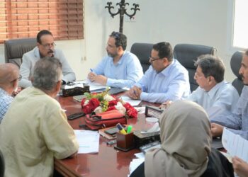 وزير الأشغال يترأس اجتماع لجنة المناقصات بصندوق صيانة الطرق بعدن