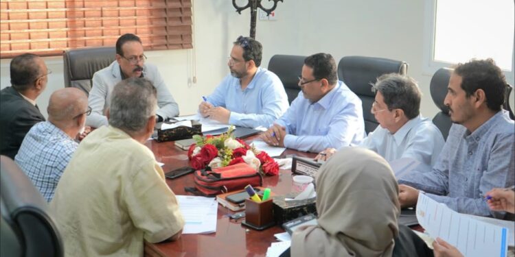 وزير الأشغال يترأس اجتماع لجنة المناقصات بصندوق صيانة الطرق بعدن