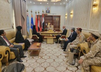 وزير الدفاع يبحث مع الصليب الأحمر تعزيز التعاون الإنساني