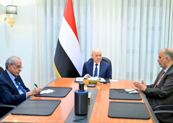 العليمي  يبحث مع لجنة إدارة الازمات  سبل الاستجابة للتطورات في المنطقة