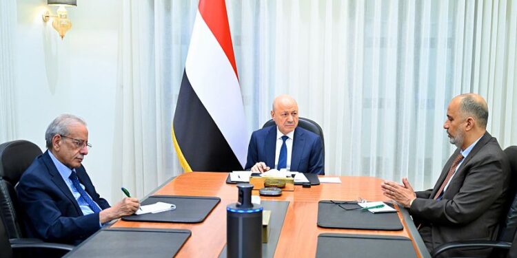 العليمي  يبحث مع لجنة إدارة الازمات  سبل الاستجابة للتطورات في المنطقة