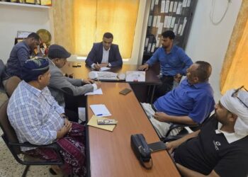 وكيل سقطرى يناقش أوضاع الوقود والخطة التموينية ويطّلع على احتياجات جزيرة عبدالكوري