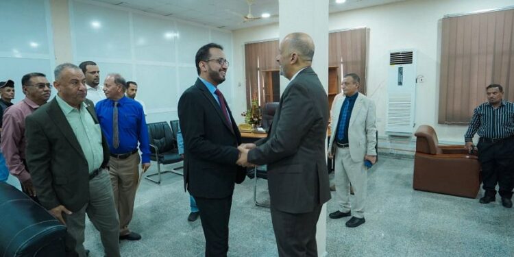 وزيرا الخدمة المدنية والتعليم ووكلاء المحافظات يتفقدون مستوى الانضباط الوظيفي