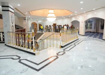 الخنبشي يتفقد أعمال صيانة وترميم القصر الجمهوري بمدينة المكلا