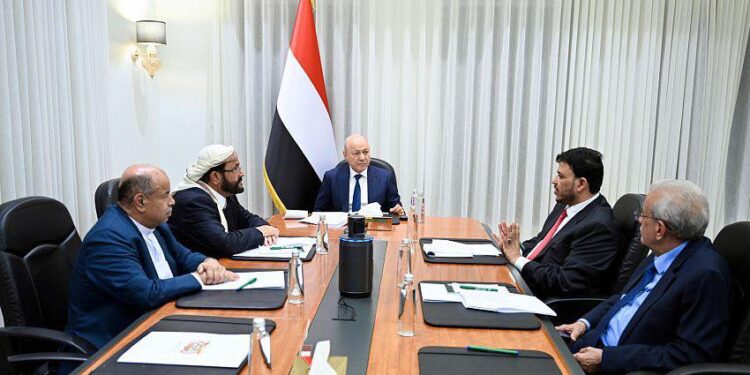 مجلس القيادة   يناقش تداعيات التصعيد الإقليمي ويتخذ عدداً من الإجراءات لردع التهديد