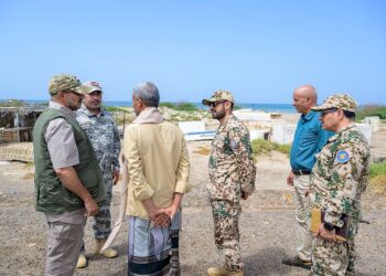 طارق صالح يتفقد المناطق المتضررة من السيول في ريف المخا ويوجّه بتكثيف الدعم للمنكوبين