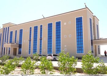 وكيل حضرموت يطلع على مستوى إنجاز تجهيزات مستشفى المدينة الخيري