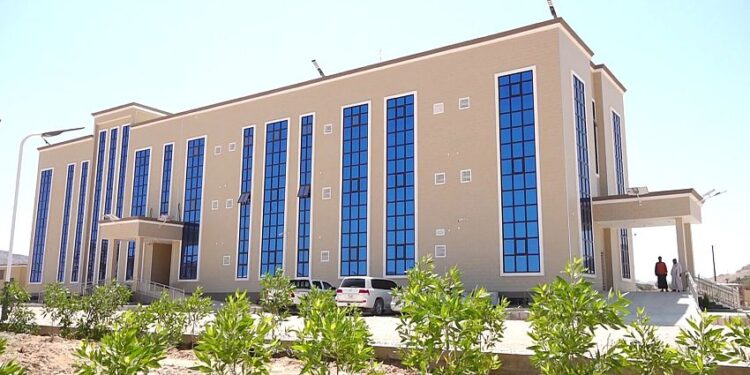 وكيل حضرموت يطلع على مستوى إنجاز تجهيزات مستشفى المدينة الخيري