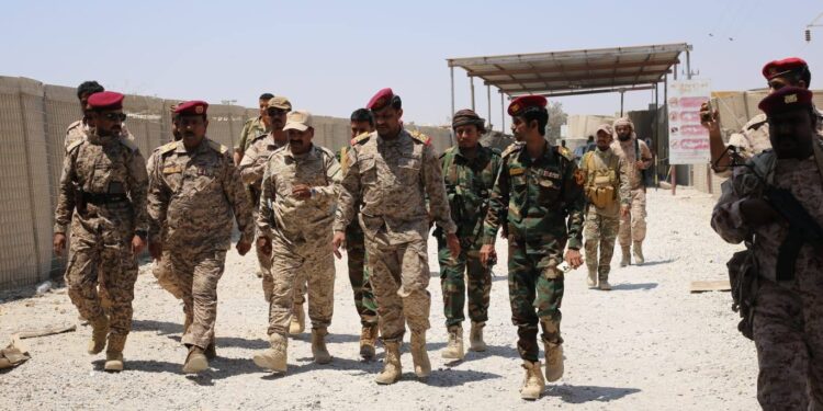 قائد المنطقة  الثانية يتفقد جاهزية النقاط العسكرية   على مداخل  المكلا