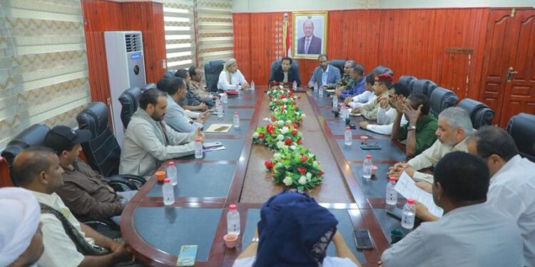 محافظ المهرة يطلع على إجراءات مواجهة المنخفض الجوي