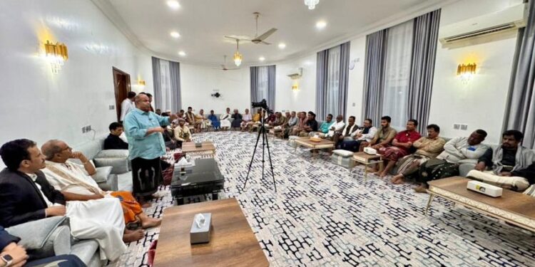 محافظ حضرموت يكرم عدد من أسر شهداء النضال السلمي