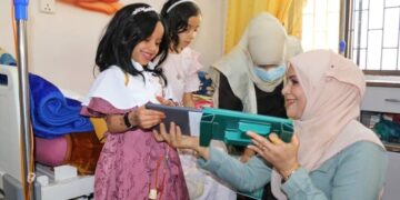 وكيلا تعز يطلعان على أوضاع المرضى و عمال النظافة