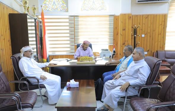 وكيل حضرموت  يطّلع على سير العمل في جمرك منفذ الوديعة