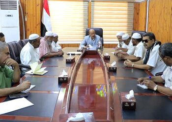 وكيل حضرموت يطلع على احتياجات سكان السحيل ويدشن عملية توزيع سلال غذائية رمضانية