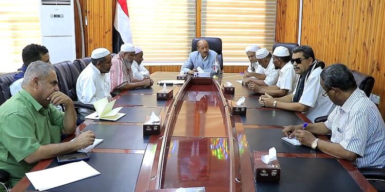 وكيل حضرموت يطلع على احتياجات سكان السحيل ويدشن عملية توزيع سلال غذائية رمضانية