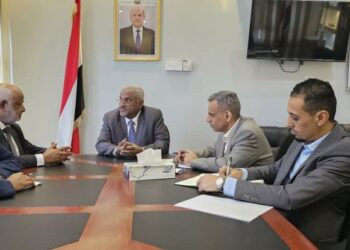 باسلمة يناقش التحديات الإدارية والتنموية امام السلطة المحلية بالحديدة