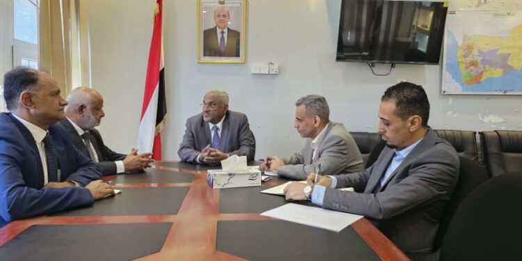 باسلمة يناقش التحديات الإدارية والتنموية امام السلطة المحلية بالحديدة