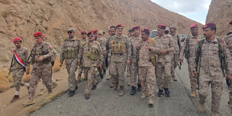 اللواء مجلي يطّلع على جاهزية الجنود القتالية بمديرية باقم