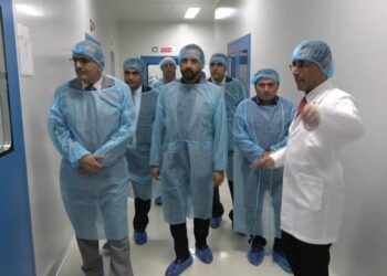 وزير الصحة يتفقد سير العمل في الشركة الدوائية الحديثة ومصنع العالمية