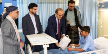 وزيرا الصحة والخدمة المدنية ينفذان زيارة معايدة للمرضى في مستشفيي الأمير محمد بن سلمان والجمهورية