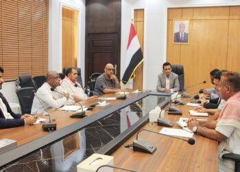 وكيل حضرموت يجتمع مع لجنة مراجعة وتقييم الوضع التمويني والخدمي