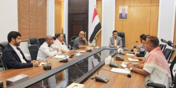 وكيل حضرموت يجتمع مع لجنة مراجعة وتقييم الوضع التمويني والخدمي