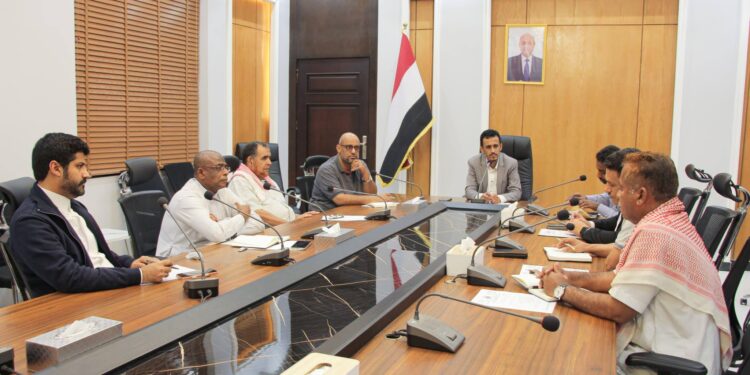 وكيل حضرموت يجتمع مع لجنة مراجعة وتقييم الوضع التمويني والخدمي