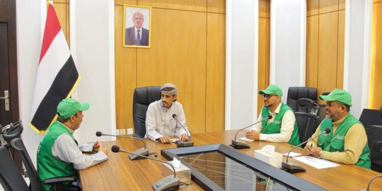 وكيل حضرموت يناقش الترتيبات لتنفيذ مشروع توزيع زكاة الفطر في عدد من المديريات