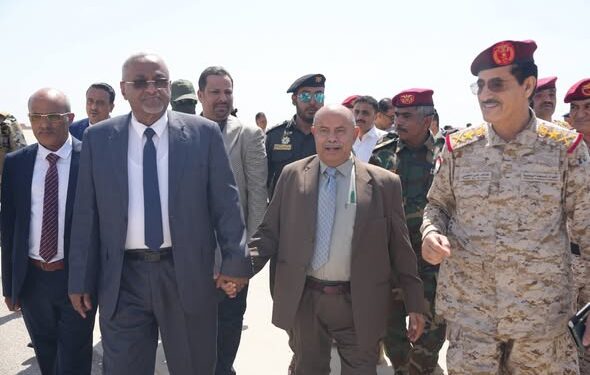 محافظ حضرموت يستقبل وفدًا حكوميًا رفيعًا في المكلا