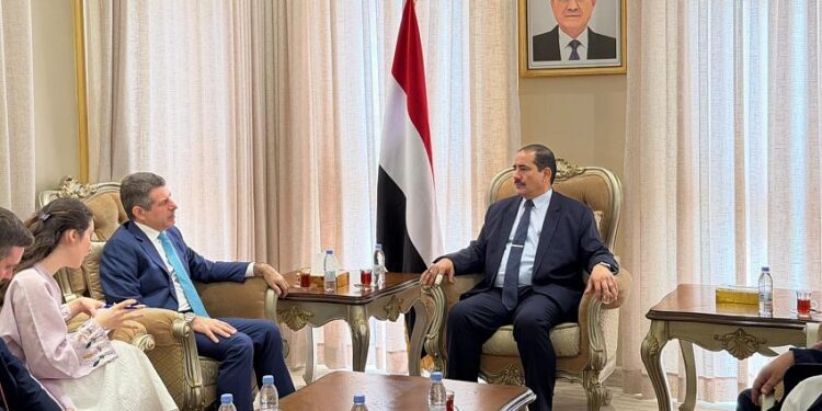 وزير الداخلية يبحث مع السفير الأمريكي تعزيز التعاون الامني