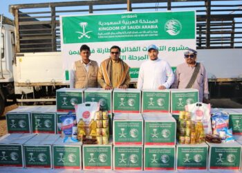 توزيع المساعدات الغذائية الطارئة في سقطرى