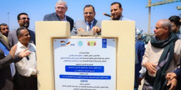 السقطري وشيخ يضعان حجر الأساس لمشروع إعادة تأهيل رصيف الإنزال السمكي (الدوكيارد) بالمعلا