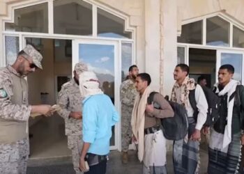 رحلة جوية لنقل طلاب كليتي الدفاع الجوي والشرطة من سقطرى إلى سيئون