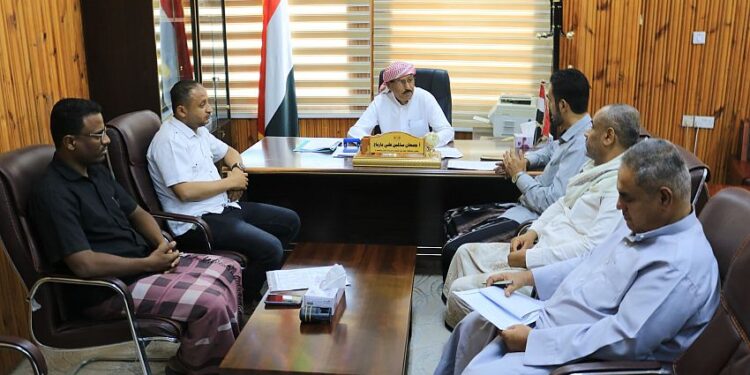 وكيل حضرموت يناقش مع نقابتي الأطباء والمهن الصحية أوضاع مستشفى سيئون