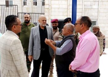 محافظ تعز يطّلع على سير العمل بمكتب الصحة ومستشفى الأمراض النفسية