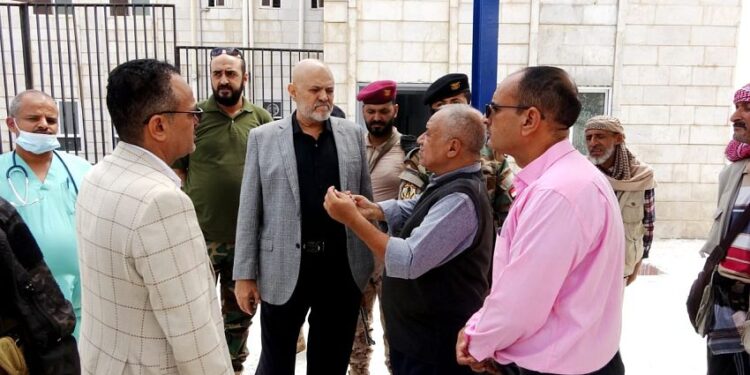 محافظ تعز يطّلع على سير العمل بمكتب الصحة ومستشفى الأمراض النفسية