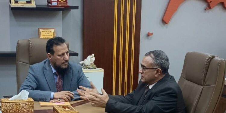 شيخ يقدم دعما للمتعاقدين والأنشطة الطلابية بجامعة عدن