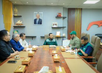 محافظ عدن  يشدد على تكامل الجهود الإنسانية لضمان وصول الدعم لمستحقيه