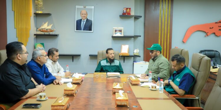 محافظ عدن  يشدد على تكامل الجهود الإنسانية لضمان وصول الدعم لمستحقيه